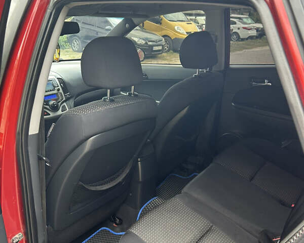 Красный Хендай i30, объемом двигателя 1.6 л и пробегом 186 тыс. км за 6399 $, фото 8 на Automoto.ua