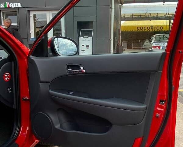 Красный Хендай i30, объемом двигателя 1.58 л и пробегом 236 тыс. км за 5000 $, фото 13 на Automoto.ua