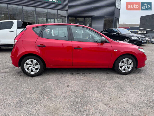 Красный Хендай i30, объемом двигателя 1.4 л и пробегом 140 тыс. км за 5499 $, фото 6 на Automoto.ua