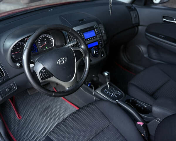 Красный Хендай i30, объемом двигателя 1.6 л и пробегом 161 тыс. км за 7000 $, фото 21 на Automoto.ua