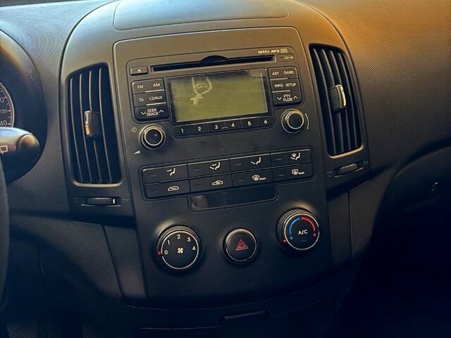 Красный Хендай i30, объемом двигателя 1.4 л и пробегом 214 тыс. км за 5800 $, фото 1 на Automoto.ua