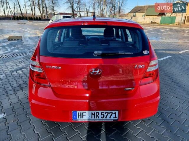 Красный Хендай i30, объемом двигателя 1.6 л и пробегом 220 тыс. км за 5300 $, фото 8 на Automoto.ua