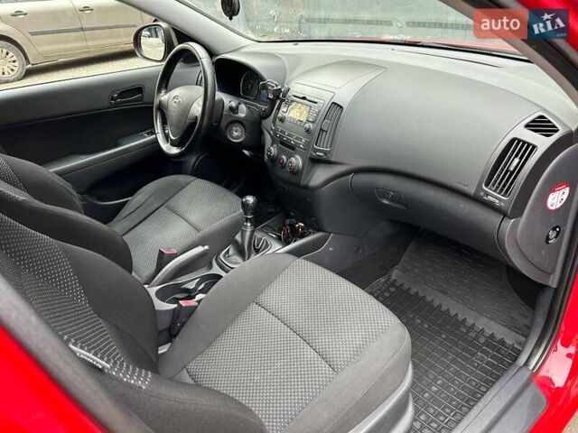 Красный Хендай i30, объемом двигателя 1.4 л и пробегом 234 тыс. км за 5250 $, фото 9 на Automoto.ua