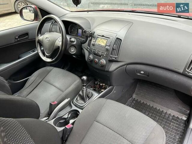 Красный Хендай i30, объемом двигателя 1.4 л и пробегом 234 тыс. км за 5250 $, фото 8 на Automoto.ua