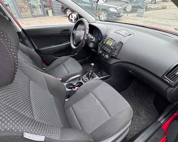 Красный Хендай i30, объемом двигателя 1.4 л и пробегом 140 тыс. км за 5499 $, фото 14 на Automoto.ua