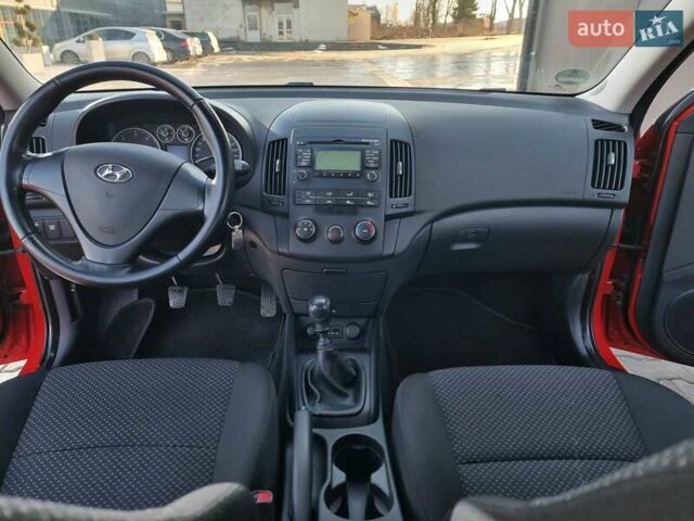 Красный Хендай i30, объемом двигателя 1.6 л и пробегом 220 тыс. км за 5300 $, фото 19 на Automoto.ua