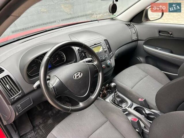 Красный Хендай i30, объемом двигателя 1.4 л и пробегом 234 тыс. км за 5250 $, фото 17 на Automoto.ua