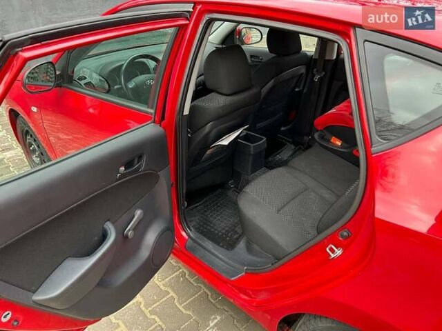 Красный Хендай i30, объемом двигателя 1.4 л и пробегом 234 тыс. км за 5250 $, фото 10 на Automoto.ua