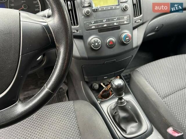 Красный Хендай i30, объемом двигателя 1.4 л и пробегом 234 тыс. км за 5250 $, фото 12 на Automoto.ua