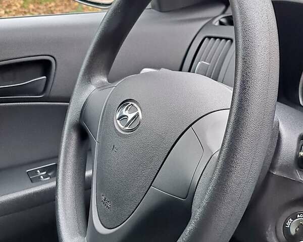 Хендай i30 2009 в Умани на Automoto.ua Красный Хендай i30, объемом двигателя 0 л и пробегом 139 тыс. км за 5850 $, фото 65 на Automoto.ua