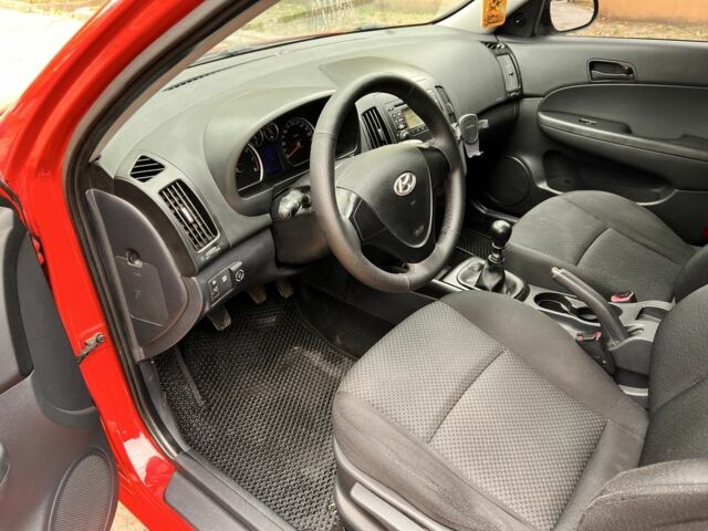 Червоний Хендай i30, об'ємом двигуна 1.4 л та пробігом 290 тис. км за 5200 $, фото 7 на Automoto.ua