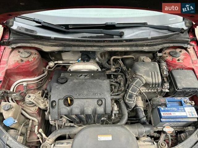 Красный Хендай i30, объемом двигателя 1.4 л и пробегом 234 тыс. км за 5250 $, фото 1 на Automoto.ua