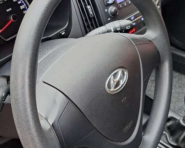 Хендай i30 2009 в Умани на Automoto.ua Красный Хендай i30, объемом двигателя 0 л и пробегом 139 тыс. км за 5850 $, фото 64 на Automoto.ua