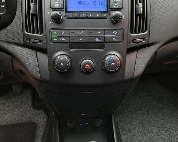 Хендай i30 2009 в Умани на Automoto.ua Красный Хендай i30, объемом двигателя 0 л и пробегом 139 тыс. км за 5850 $, фото 73 на Automoto.ua