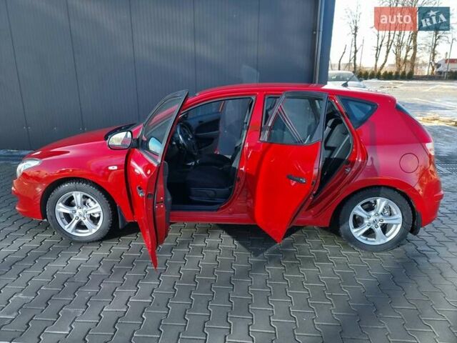 Красный Хендай i30, объемом двигателя 1.6 л и пробегом 220 тыс. км за 5300 $, фото 16 на Automoto.ua