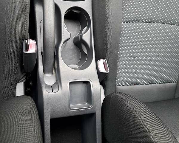 Хендай i30 2009 в Умани на Automoto.ua Красный Хендай i30, объемом двигателя 0 л и пробегом 139 тыс. км за 5850 $, фото 79 на Automoto.ua
