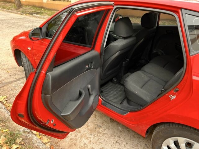 Червоний Хендай i30, об'ємом двигуна 1.4 л та пробігом 290 тис. км за 5200 $, фото 9 на Automoto.ua