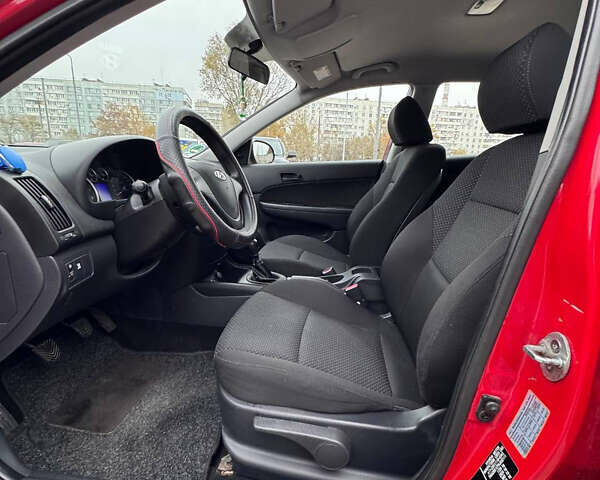 Красный Хендай i30, объемом двигателя 1.4 л и пробегом 140 тыс. км за 5499 $, фото 10 на Automoto.ua