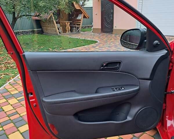 Хендай i30 2009 в Умани на Automoto.ua Красный Хендай i30, объемом двигателя 0 л и пробегом 139 тыс. км за 5850 $, фото 53 на Automoto.ua