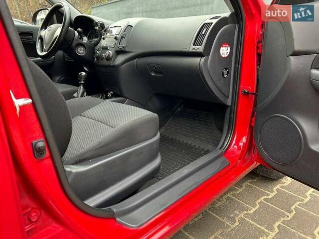Красный Хендай i30, объемом двигателя 1.4 л и пробегом 234 тыс. км за 5250 $, фото 7 на Automoto.ua