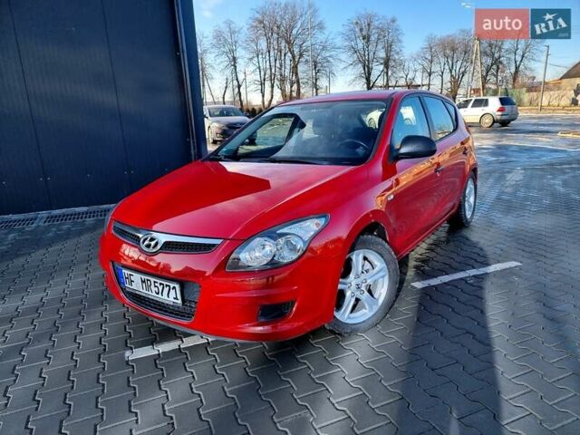 Красный Хендай i30, объемом двигателя 1.6 л и пробегом 220 тыс. км за 5300 $, фото 2 на Automoto.ua
