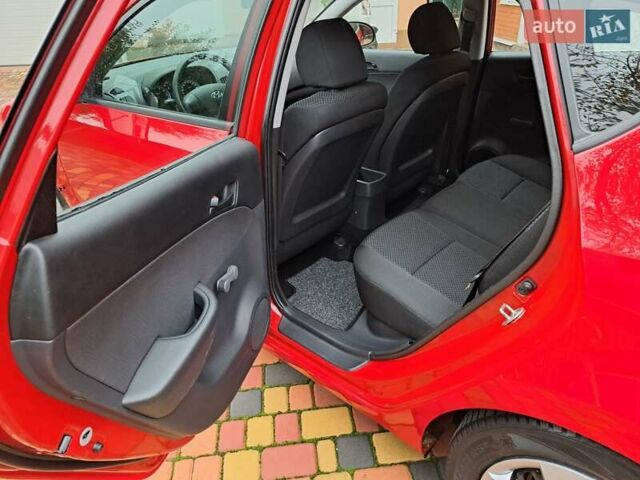 Хендай i30 2009 в Умани на Automoto.ua Красный Хендай i30, объемом двигателя 0 л и пробегом 139 тыс. км за 5850 $, фото 82 на Automoto.ua