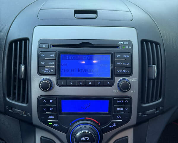 Красный Хендай i30, объемом двигателя 1.6 л и пробегом 161 тыс. км за 7000 $, фото 13 на Automoto.ua