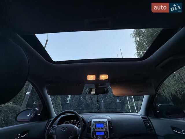 Красный Хендай i30, объемом двигателя 1.6 л и пробегом 161 тыс. км за 7000 $, фото 12 на Automoto.ua