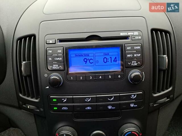 Хендай i30 2009 в Умани на Automoto.ua Красный Хендай i30, объемом двигателя 0 л и пробегом 139 тыс. км за 5850 $, фото 74 на Automoto.ua