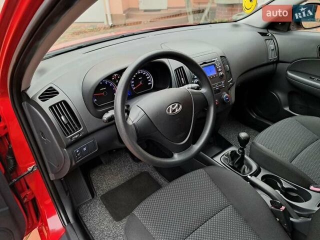Хендай i30 2009 в Умани на Automoto.ua Красный Хендай i30, объемом двигателя 0 л и пробегом 139 тыс. км за 5850 $, фото 63 на Automoto.ua
