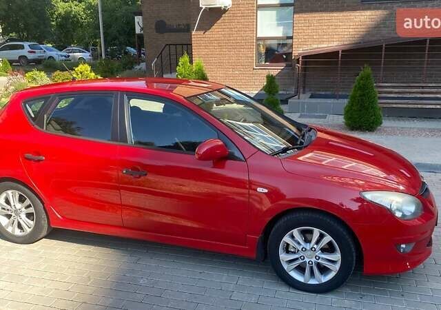 Красный Хендай i30, объемом двигателя 1.58 л и пробегом 202 тыс. км за 5900 $, фото 5 на Automoto.ua