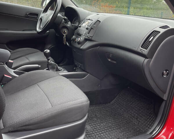 Красный Хендай i30, объемом двигателя 1.59 л и пробегом 195 тыс. км за 7200 $, фото 30 на Automoto.ua