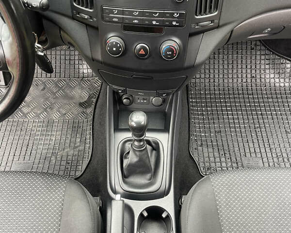 Красный Хендай i30, объемом двигателя 1.59 л и пробегом 195 тыс. км за 7200 $, фото 56 на Automoto.ua