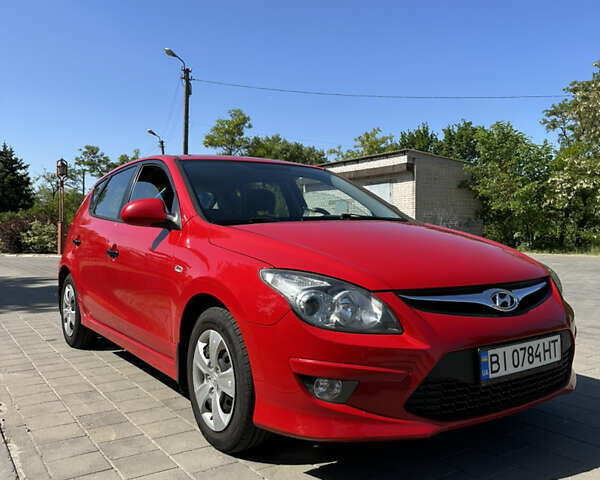 Красный Хендай i30, объемом двигателя 1.4 л и пробегом 229 тыс. км за 6300 $, фото 2 на Automoto.ua