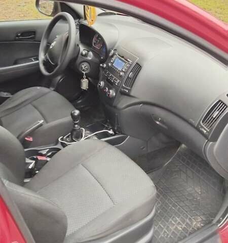 Красный Хендай i30, объемом двигателя 1.4 л и пробегом 235 тыс. км за 5099 $, фото 5 на Automoto.ua