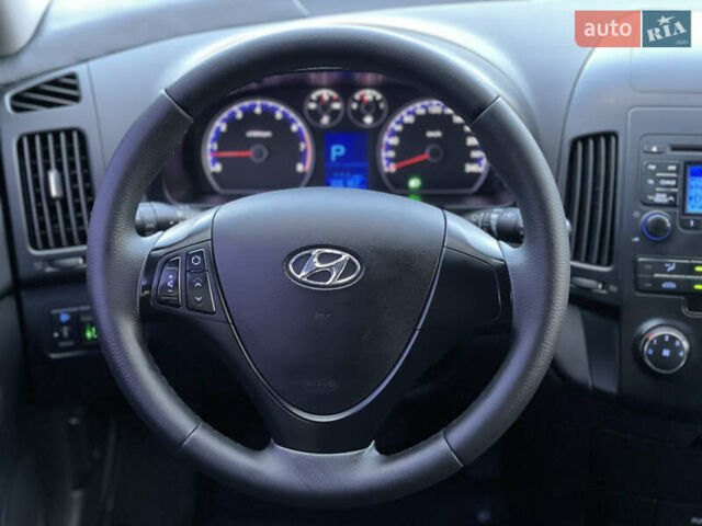 Красный Хендай i30, объемом двигателя 1.59 л и пробегом 166 тыс. км за 7500 $, фото 11 на Automoto.ua