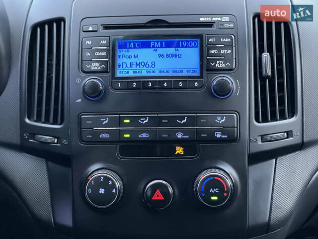 Красный Хендай i30, объемом двигателя 1.59 л и пробегом 166 тыс. км за 7500 $, фото 12 на Automoto.ua
