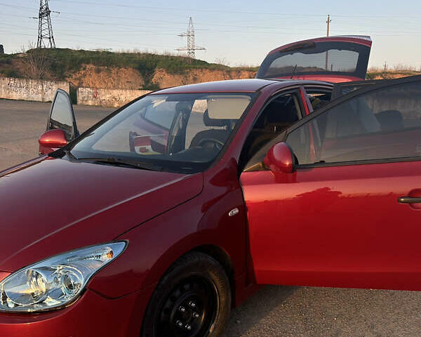 Красный Хендай i30, объемом двигателя 1.59 л и пробегом 227 тыс. км за 6200 $, фото 2 на Automoto.ua