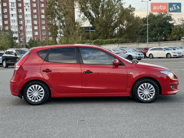 Красный Хендай i30, объемом двигателя 1.59 л и пробегом 166 тыс. км за 7500 $, фото 5 на Automoto.ua