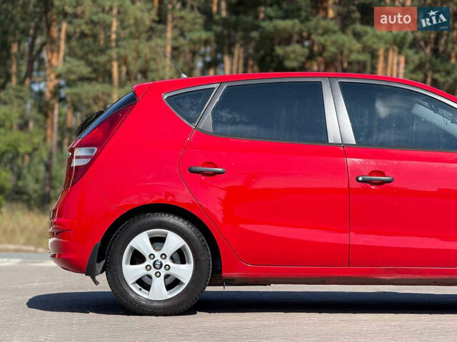 Красный Хендай i30, объемом двигателя 1.6 л и пробегом 190 тыс. км за 6850 $, фото 14 на Automoto.ua