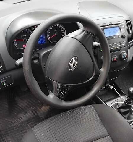 Красный Хендай i30, объемом двигателя 1.4 л и пробегом 235 тыс. км за 5099 $, фото 7 на Automoto.ua