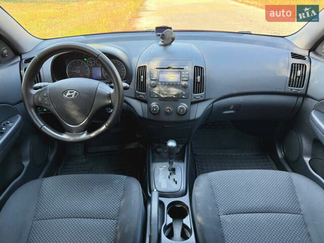 Красный Хендай i30, объемом двигателя 1.6 л и пробегом 190 тыс. км за 6850 $, фото 20 на Automoto.ua