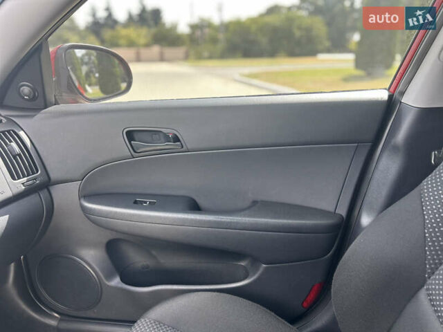 Червоний Хендай i30, об'ємом двигуна 1.59 л та пробігом 190 тис. км за 7300 $, фото 16 на Automoto.ua