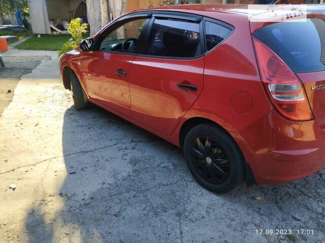 Красный Хендай i30, объемом двигателя 1.6 л и пробегом 190 тыс. км за 6200 $, фото 2 на Automoto.ua