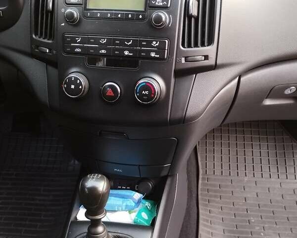 Красный Хендай i30, объемом двигателя 1.6 л и пробегом 190 тыс. км за 6200 $, фото 5 на Automoto.ua
