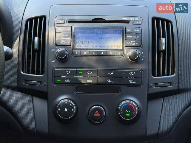 Красный Хендай i30, объемом двигателя 1.6 л и пробегом 190 тыс. км за 6850 $, фото 26 на Automoto.ua