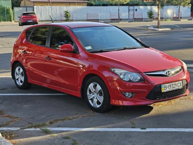 Красный Хендай i30, объемом двигателя 1.6 л и пробегом 202 тыс. км за 5900 $, фото 1 на Automoto.ua