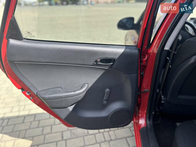 Червоний Хендай i30, об'ємом двигуна 1.59 л та пробігом 190 тис. км за 7300 $, фото 11 на Automoto.ua