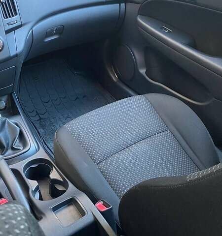 Красный Хендай i30, объемом двигателя 1.58 л и пробегом 202 тыс. км за 5900 $, фото 15 на Automoto.ua
