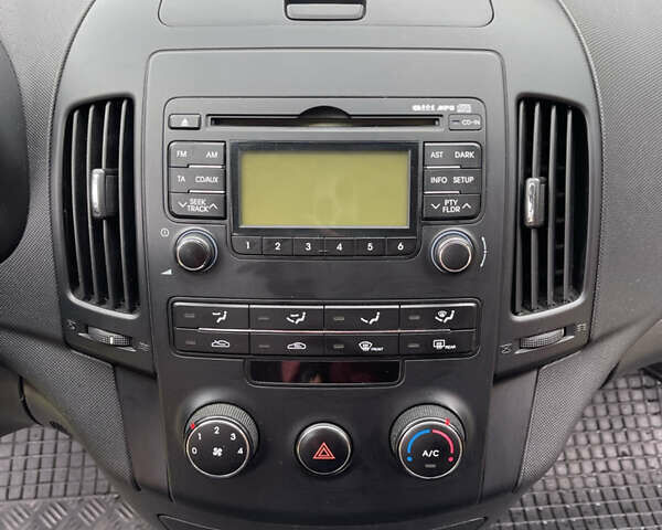 Красный Хендай i30, объемом двигателя 1.59 л и пробегом 195 тыс. км за 7200 $, фото 55 на Automoto.ua